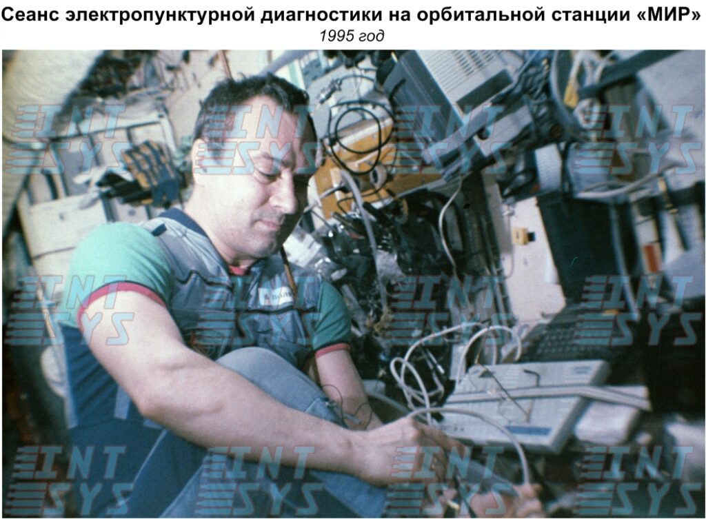 Врач-космонавт В.В. Поляков проводит штатные измерения электрокожного сопротивления в условиях реального космического полета при помощи прибора "Прогноз Мини"